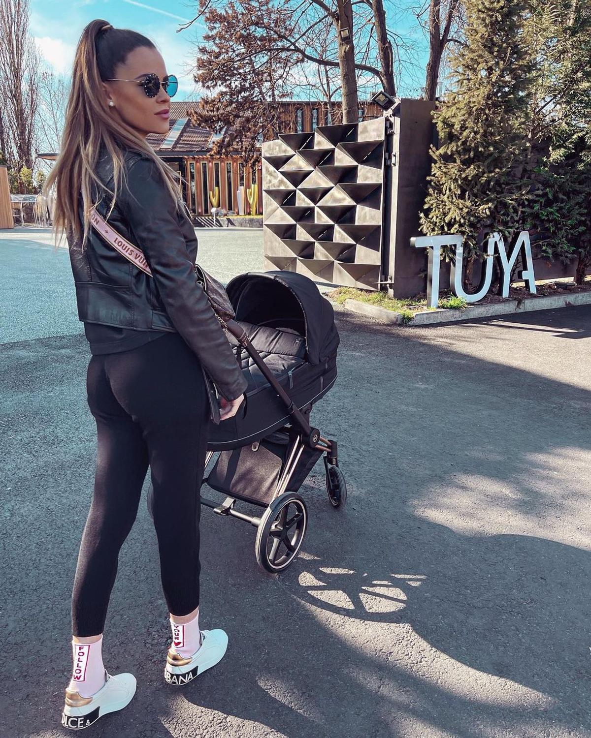 GALERIE FOTO Nimeni nu o poate uita! Zuzana Kollarova e cea mai sexy soție de fotbalist și face senzație în izolare