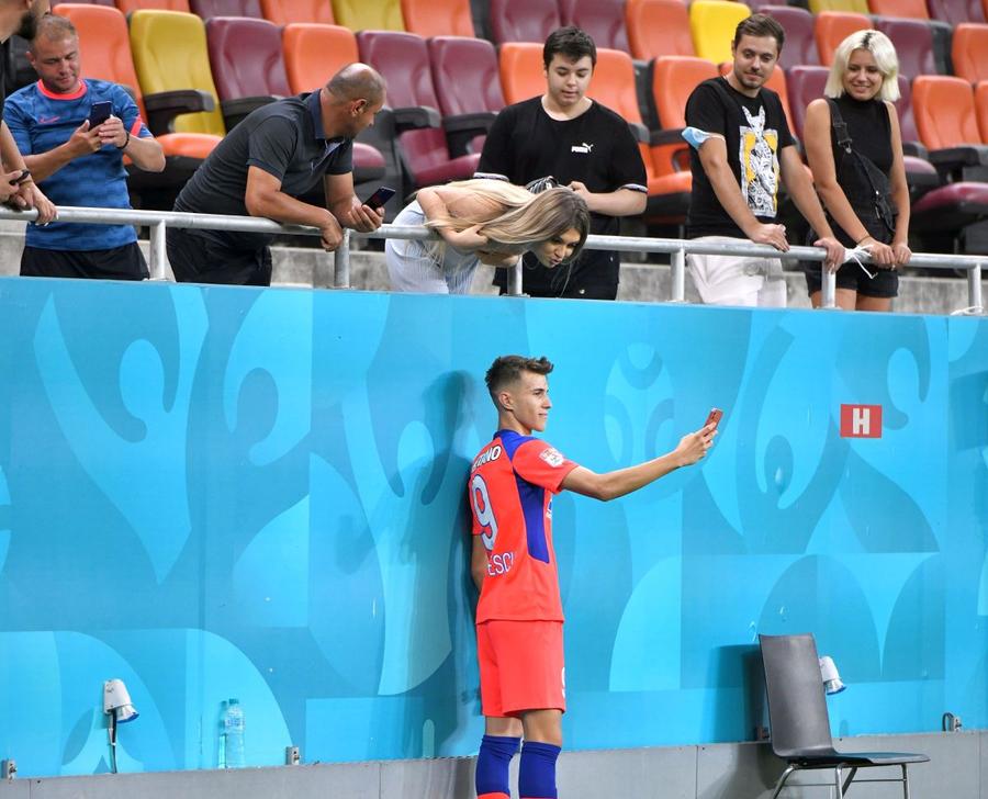 Orice discuție despre fotbal, fie el autohton sau de Champions League, îl aduce obsedant în prim-plan pe tânărul Octavian Popescu FOTO Cristi Preda Lăsați copilul în pace!