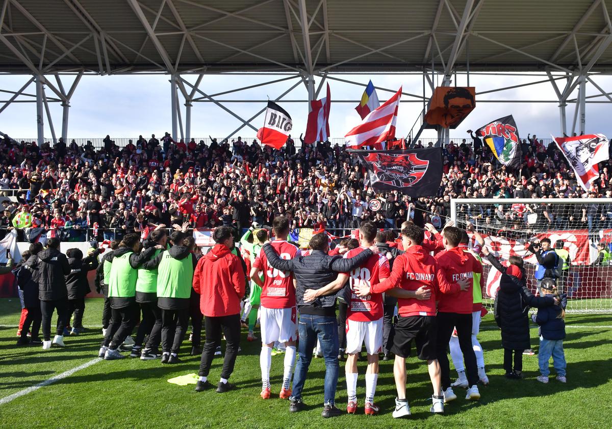 Bucuria fanilor și jucătorilor lui Dinamo după calificarea în play-off // FOTO: Cristi Preda