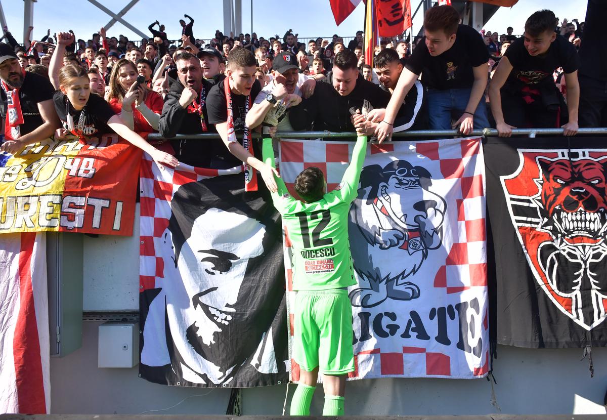 Bucuria fanilor și jucătorilor lui Dinamo după calificarea în play-off // FOTO: Cristi Preda