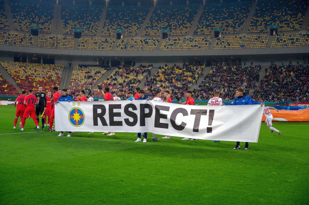 Jucătorii de la FCSB au intrat pe teren cu un banner » Ce reprezintă mesajul arătat înainte de meciul cu Sepsi
