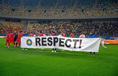 Jucătorii de la FCSB au intrat pe teren cu un banner » Ce reprezintă mesajul arătat înainte de meciul cu Sepsi