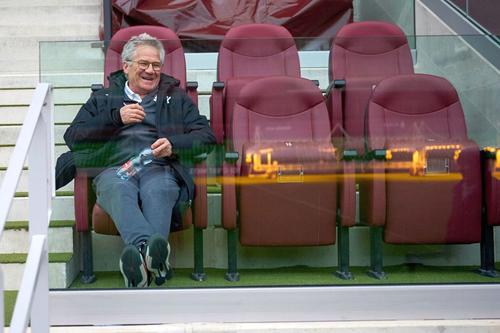Ladislau Boloni în loja de unde o conduce pe FC Metz la meciurile de pe Stade Saint-Symphorien