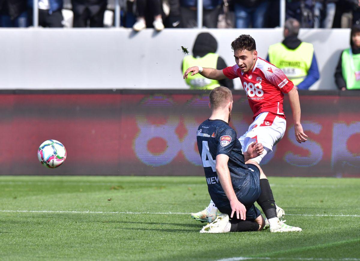 Banner-ul cu aluzie rasistă trecut cu vederea la Dinamo - Poli Timișoara: „Toți în negru...” » „Câinii” au comis și o eroare gramaticală