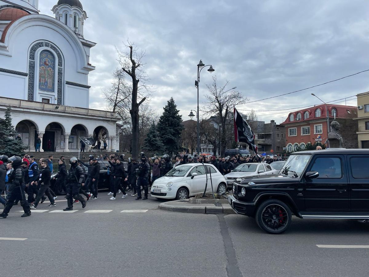 Banner-ul cu aluzie rasistă trecut cu vederea la Dinamo - Poli Timișoara: „Toți în negru...” » „Câinii” au comis și o eroare gramaticală