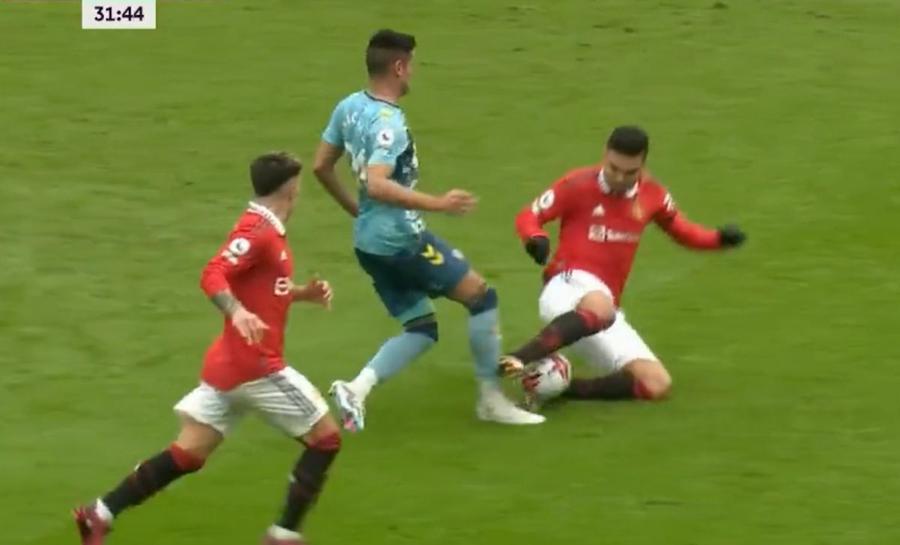 Faultul pentru care Casemiro a fost eliminat în Manchetser United - Southampton / Foto: Captură Twitter Pierdere importantă pentru Manchester United » Casemiro se va alege cu o suspendare imensă!