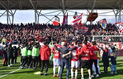 Cele mai tari imagini de pe „Arcul de Triumf” »  Cum au sărbătorit fanii și jucătorii lui Dinamo calificarea în play-off