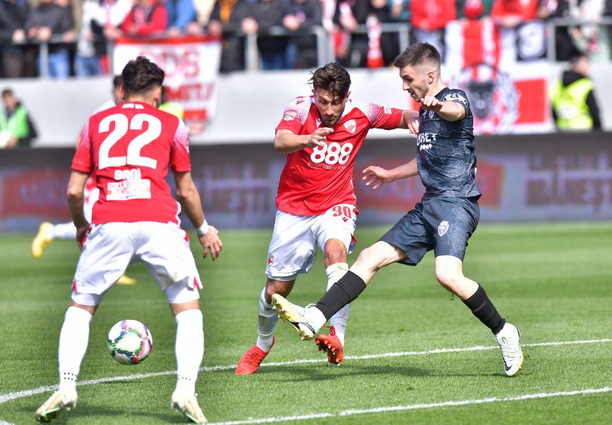 Banner-ul cu aluzie rasistă trecut cu vederea la Dinamo - Poli Timișoara: „Toți în negru...” » „Câinii” au comis și o eroare gramaticală