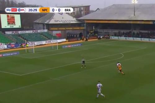 Harry Lewis (25 de ani), portarul celor de la Bradford City, a fost protagonistul unui moment inedit în meciul disputat pe terenul lui Newport, într-o partidă din runda cu numărul 36 din liga a patra engleză. 
Foto: Captură Twitter