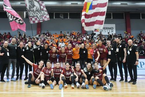 Handbalistele de la CS Rapid au emoții, nu doar din cauza salariilor sau a adversarelor Cisnădie, scor 36-26, la debutul antrenorului Kim Rasmussen/ foto: Facebook @Handbal Rapid