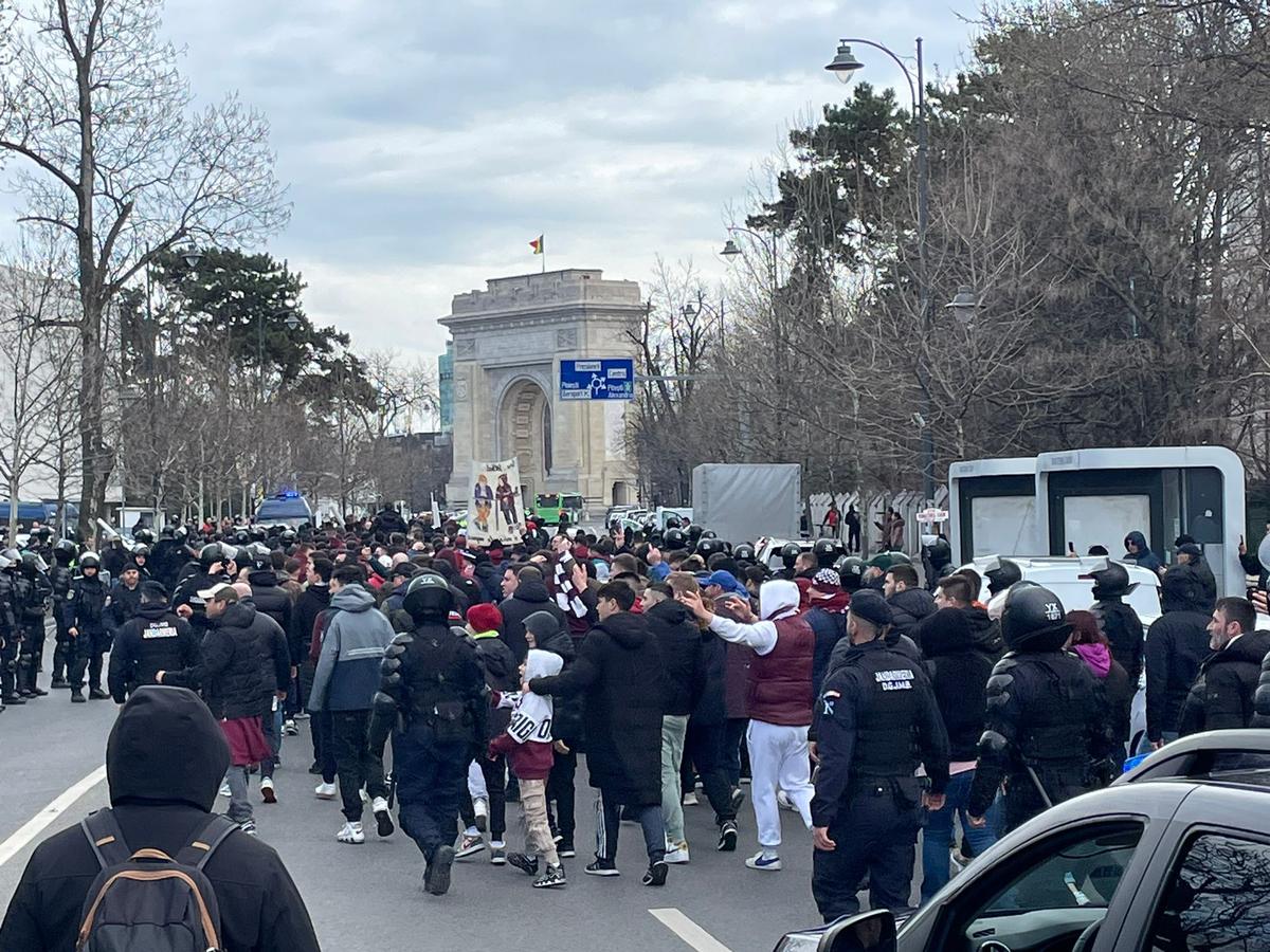 Banner-ul cu aluzie rasistă trecut cu vederea la Dinamo - Poli Timișoara: „Toți în negru...” » „Câinii” au comis și o eroare gramaticală