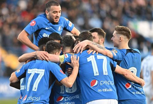 Gică Hagi (59 de ani) nu crede că Louis Munteanu (21 de ani) va mai continua la Farul și din stagiunea viitoarea / FOTO: Imago