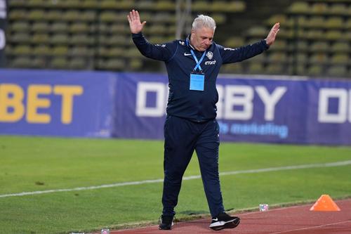 Marius Șumudică confirmă ofertele primite de la FC Voluntari și Petrolul. Antrenorul în vârstă de 53 de ani spune că nu este pregătit să revină pe bancă în perioada imediat următoare.