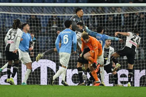 Ivan Provedel se 'ine de glezna lovită în careul lui Udinese / Foto: Imago
