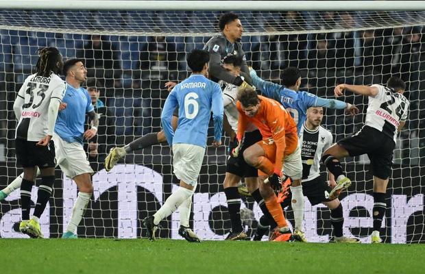 Portarul care a marcat un gol în Liga Campionilor s-a accidentat încercând să înscrie și cu Udinese