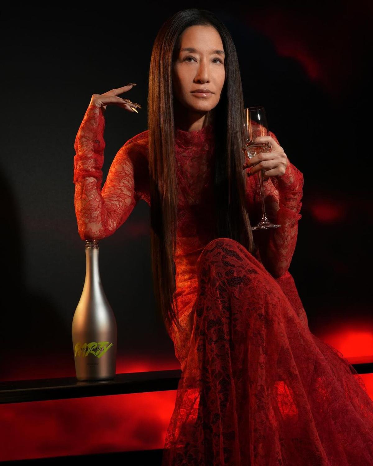 Fostă patinatoare, acum celebră creatoare de modă, Vera Wang a „rupt” internetul cu pozele ei, la 71 de ani: „Ce bea, sânge de unicorn? Ireal”