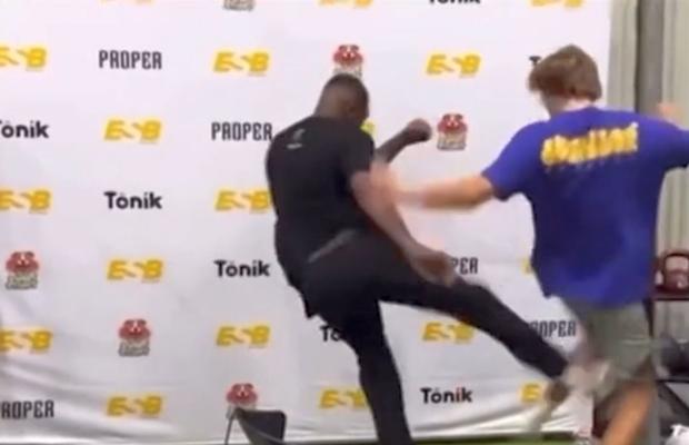 Un tânăr i-a cerut unui luptător din UFC să-l lovească! A ajuns la spital