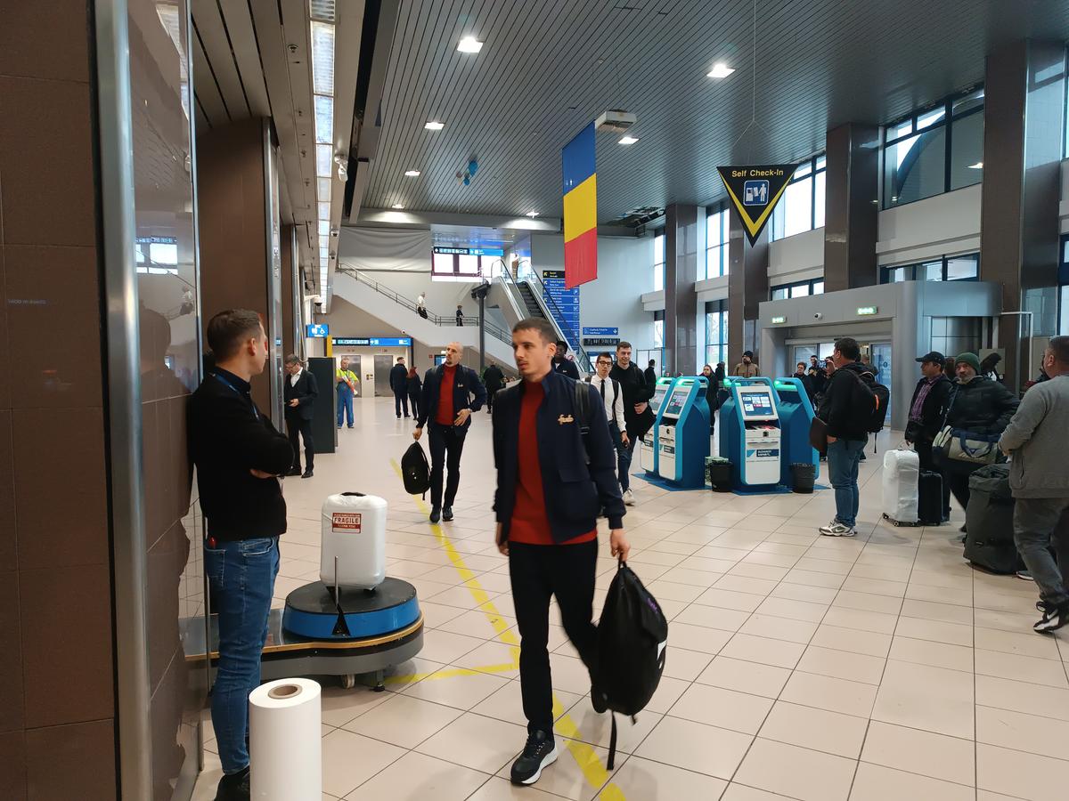 A rămas la București! FCSB a decolat spre Lyon fără titularul anunțat de Becali » MM Stoica l-a luat tare: „Ce faci, mă, dormi în seara asta?!”