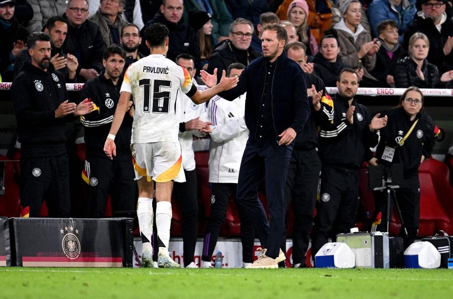 Aleksandar Pavlovic, schimbat de selecționerul Julian Nagelsmann, în meciul cu Țările de Jos din Nations League / Foto: Imago Jucătorul care suferă de „boala sărutului”! » Și Begu a pătimit. Federer chiar s-a retras din cauza infecției!