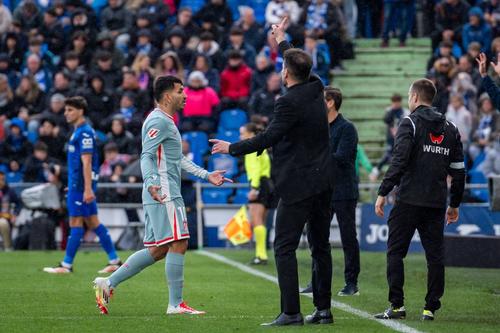 Angel Correa este eliminat, sub privirile uimite ale antrenorului Diego Simeone, în minutul 88 al partidei Getafe - Atletico 2-1 / Foto: Imago