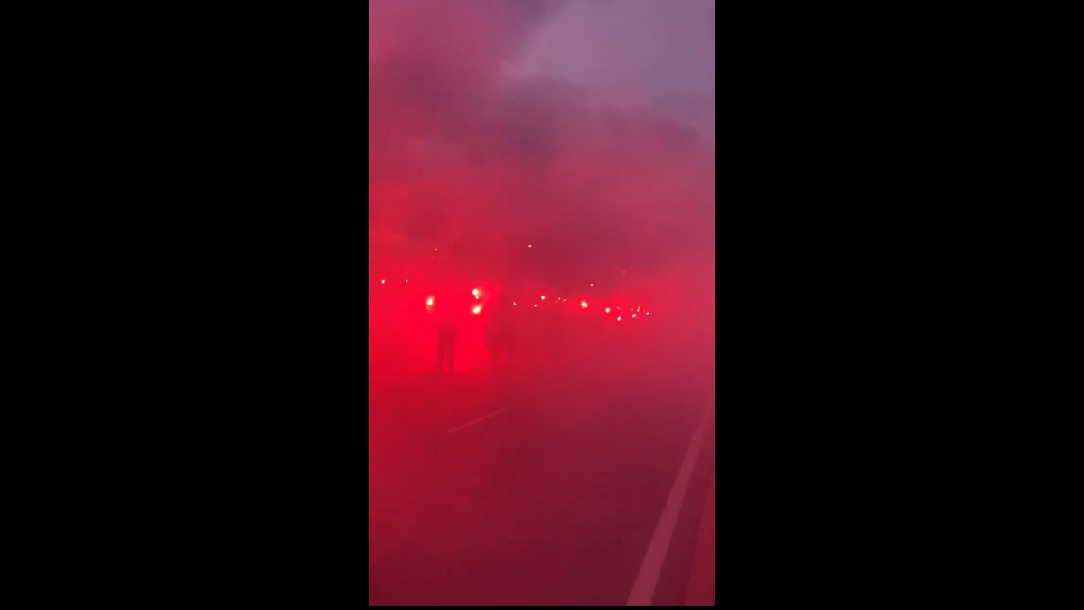Imagini senzaționale la Madrid » Jucătorii de la Atletico au fost escortați de forțele de ordine, printre mii de fani