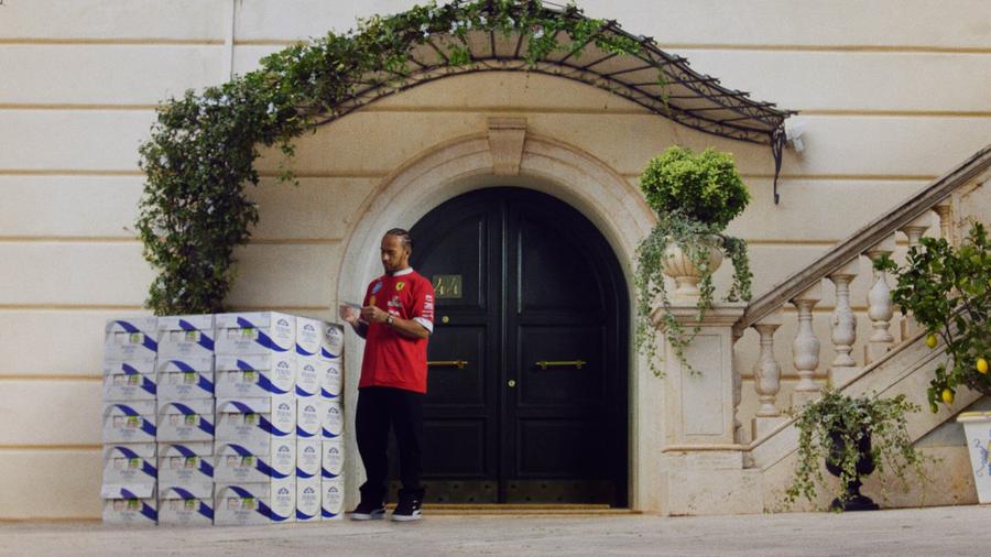 Salutări în stil italian: Peroni Nastro Azzurro 0.0% începe cel de-al doilea an al parteneriatului global cu Scuderia Ferrari HP