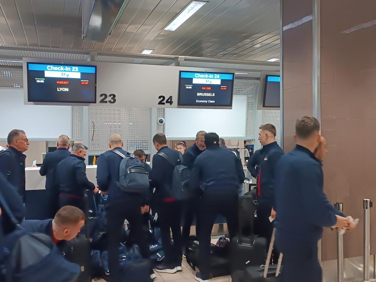 A rămas la București! FCSB a decolat spre Lyon fără titularul anunțat de Becali » MM Stoica l-a luat tare: „Ce faci, mă, dormi în seara asta?!”