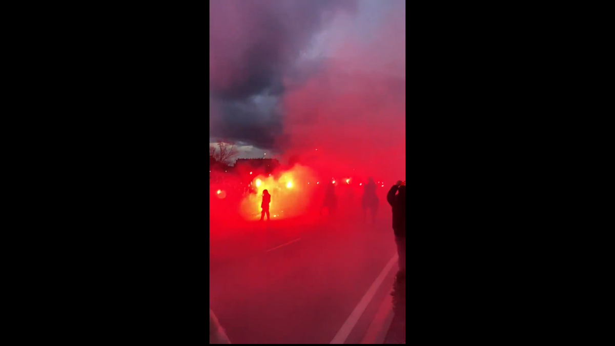 Imagini senzaționale la Madrid » Jucătorii de la Atletico au fost escortați de forțele de ordine, printre mii de fani