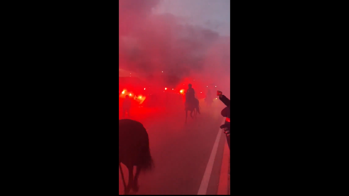 Imagini senzaționale la Madrid » Jucătorii de la Atletico au fost escortați de forțele de ordine, printre mii de fani
