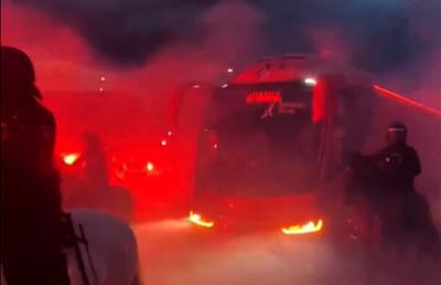 Imagini senzaționale la Madrid » Jucătorii de la Atletico au fost escortați de forțele de ordine, printre mii de fani