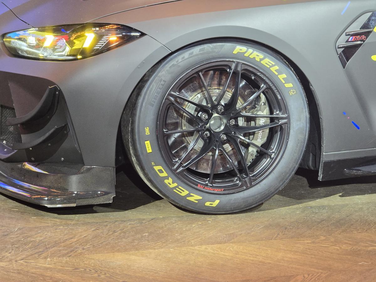 Prima echipă complet românească din GT4 și-a prezentat mașina pentru 2025 într-un club din București » Cum arată modelul BMW M4 GT4 EVO