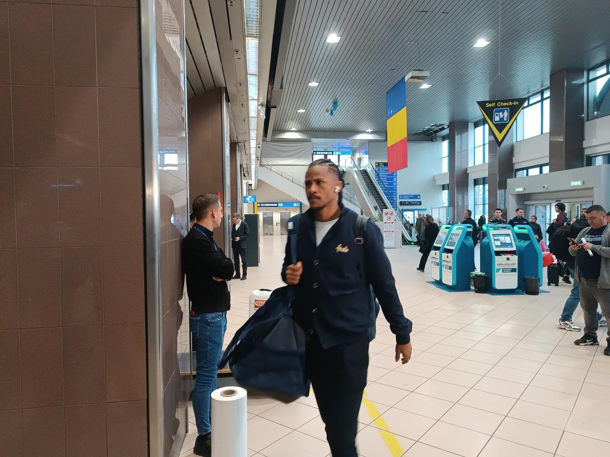 A rămas la București! FCSB a decolat spre Lyon fără titularul anunțat de Becali » MM Stoica l-a luat tare: „Ce faci, mă, dormi în seara asta?!”