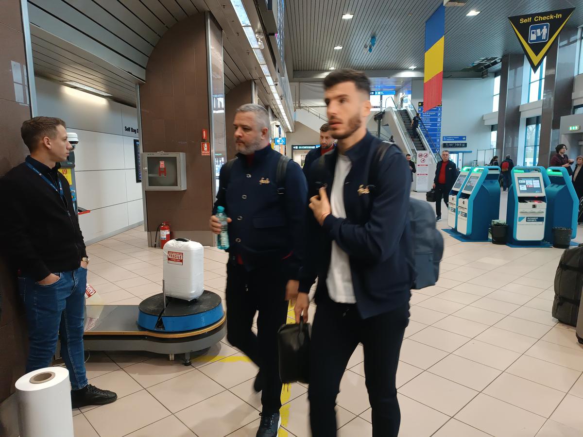 A rămas la București! FCSB a decolat spre Lyon fără titularul anunțat de Becali » MM Stoica l-a luat tare: „Ce faci, mă, dormi în seara asta?!”