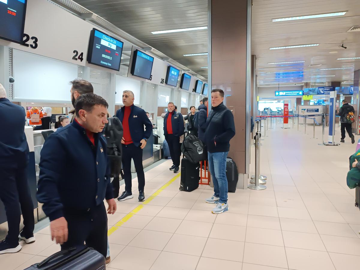 A rămas la București! FCSB a decolat spre Lyon fără titularul anunțat de Becali » MM Stoica l-a luat tare: „Ce faci, mă, dormi în seara asta?!”