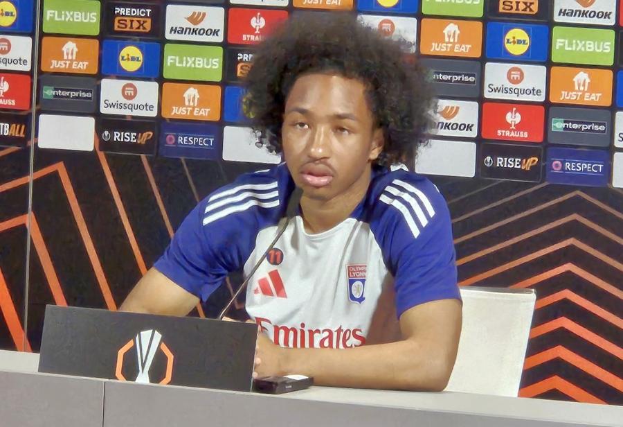 Malick Fofana, discutând despre meciul cu FCSB / FOTO: Remus Dinu (Gazeta Sporturilor - GSP.ro) „Nu e adevărat!” » Paulo Fonseca anunță pe ce strategie mizează la returul cu FCSB: „Nu putem să facem asta!”. Discurs lămuritor al antrenorului lui OL