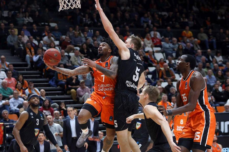 Valencia Basket vs. U-BT Cluj-Napoca, în sferturile de finală ale EuroCup/Foto: euroleaguebasketball.net U-BT Cluj-Napoca, eliminată în „sferturile” EuroCup » Valencia Basket, prea puternică pentru alb-negri