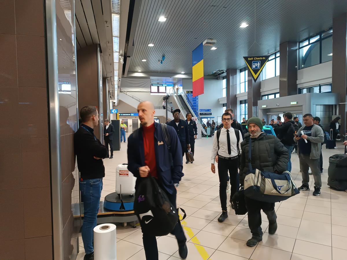 A rămas la București! FCSB a decolat spre Lyon fără titularul anunțat de Becali » MM Stoica l-a luat tare: „Ce faci, mă, dormi în seara asta?!”