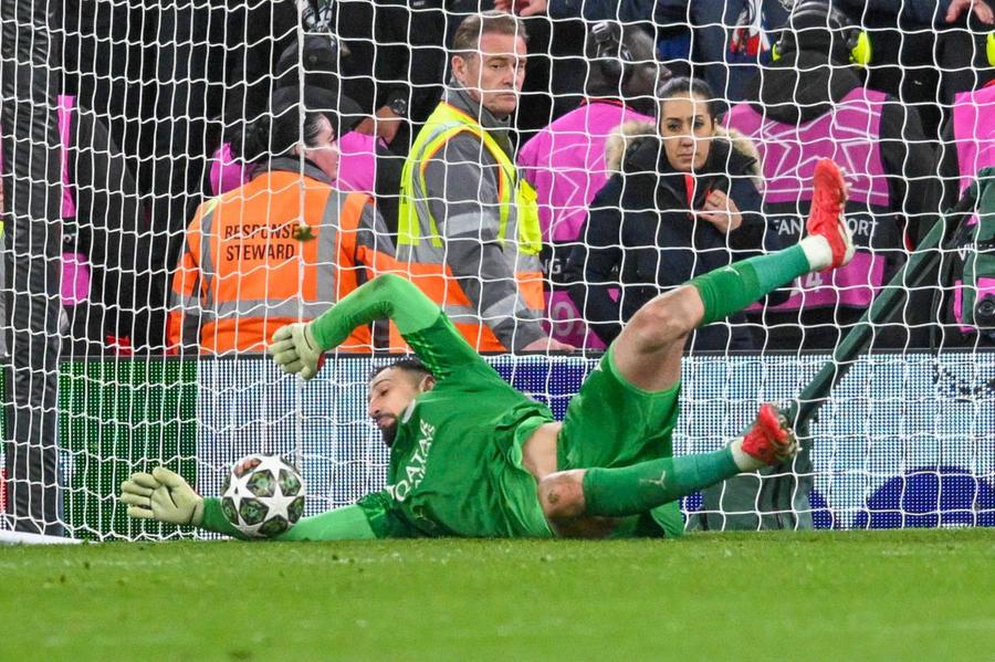 Gianluigi Donnarumma a calificat-o pe PSG în optimile de finală ale Ligii Campionilor, cu două parade contra lui Liverpool la loviturile de departajare pe Anfield Road / Foto: Imago Gigio nu mai e Dollarumma! » Portarul italian, eroul lui PSG la Liverpool, i-a făcut din nou să plângă pe englezi