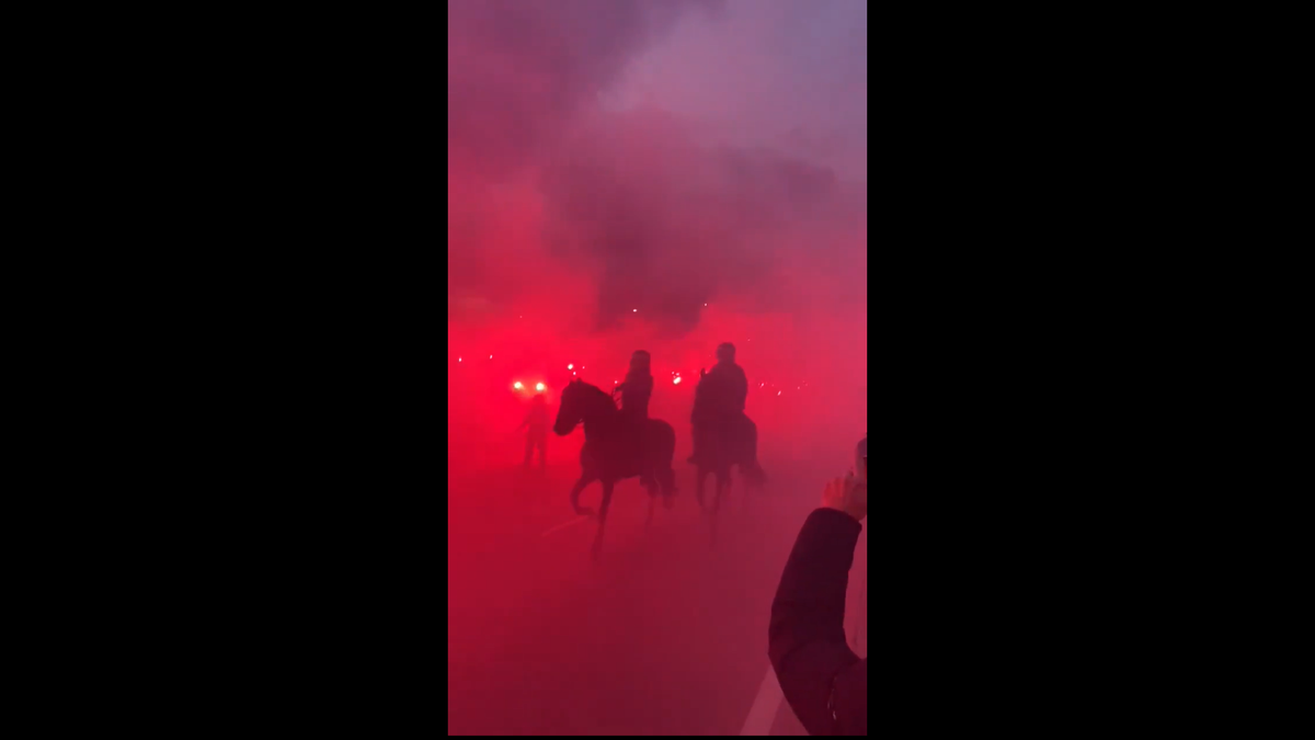 Imagini senzaționale la Madrid » Jucătorii de la Atletico au fost escortați de forțele de ordine, printre mii de fani