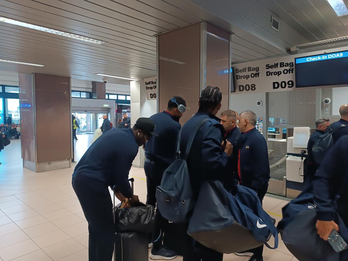A rămas la București! FCSB a decolat spre Lyon fără titularul anunțat de Becali » MM Stoica l-a luat tare: „Ce faci, mă, dormi în seara asta?!”