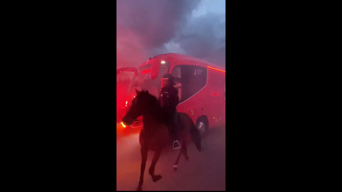 Imagini senzaționale la Madrid » Jucătorii de la Atletico au fost escortați de forțele de ordine, printre mii de fani