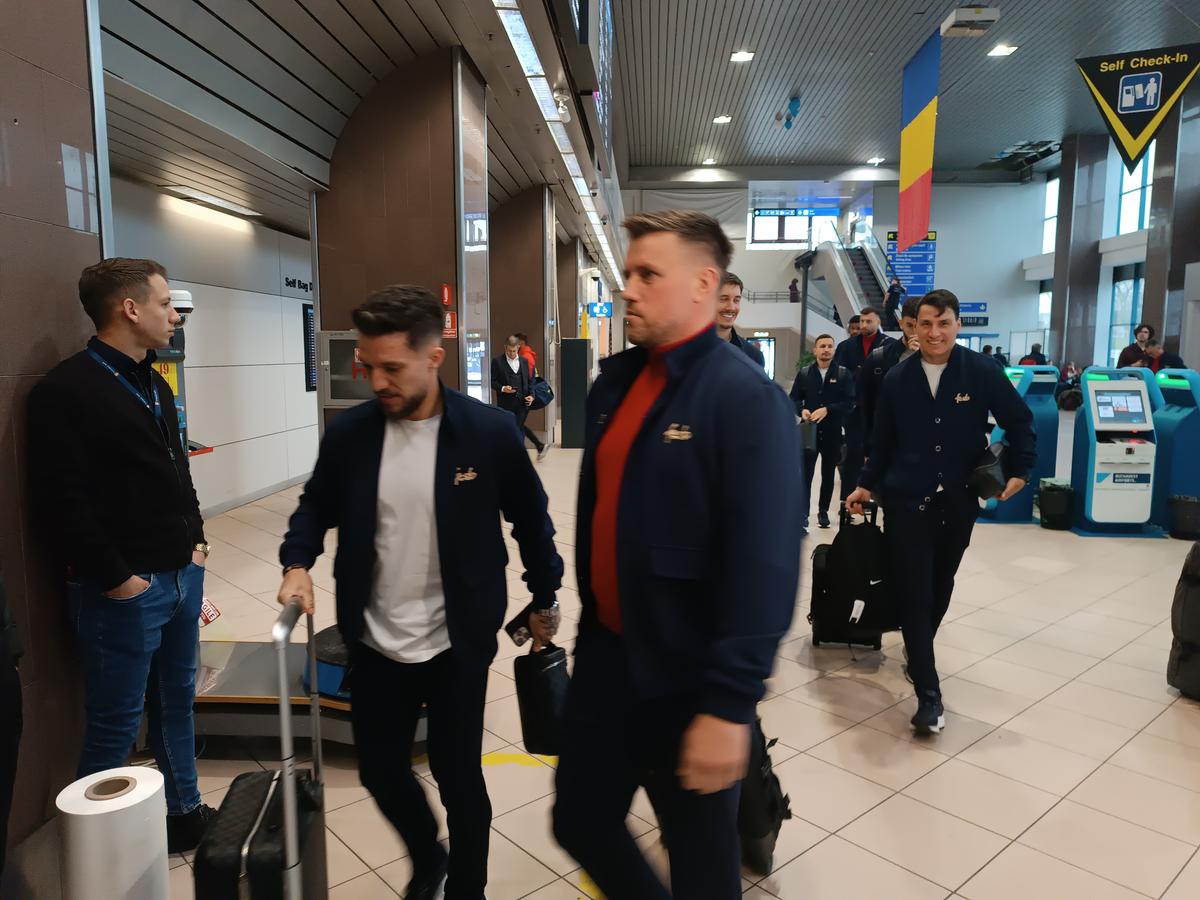 A rămas la București! FCSB a decolat spre Lyon fără titularul anunțat de Becali » MM Stoica l-a luat tare: „Ce faci, mă, dormi în seara asta?!”