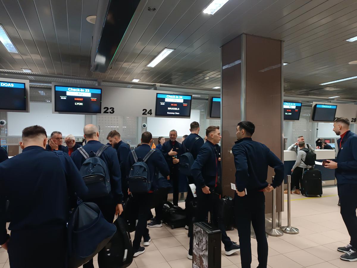 A rămas la București! FCSB a decolat spre Lyon fără titularul anunțat de Becali » MM Stoica l-a luat tare: „Ce faci, mă, dormi în seara asta?!”
