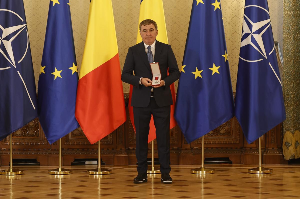 Gică Hagi, decorat cu Ordinul Național „Steaua României”. FOTO: Cristi Preda