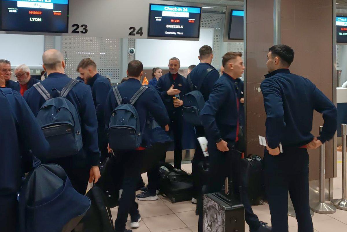 A rămas la București! FCSB a decolat spre Lyon fără titularul anunțat de Becali » MM Stoica l-a luat tare: „Ce faci, mă, dormi în seara asta?!”