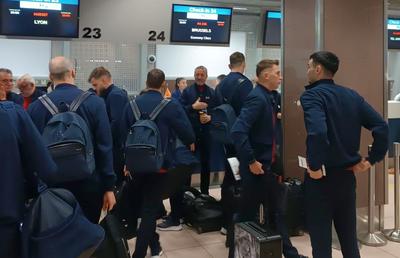 A rămas la București! FCSB a decolat spre Lyon fără titularul anunțat de Becali » MM Stoica l-a luat tare: „Ce faci, mă, dormi în seara asta?!”
