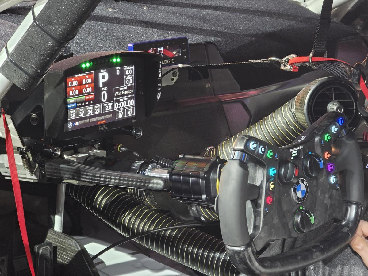 Prima echipă complet românească din GT4 și-a prezentat mașina pentru 2025 într-un club din București » Cum arată modelul BMW M4 GT4 EVO