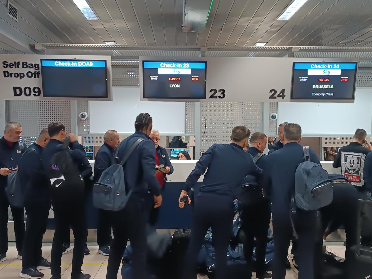 A rămas la București! FCSB a decolat spre Lyon fără titularul anunțat de Becali » MM Stoica l-a luat tare: „Ce faci, mă, dormi în seara asta?!”
