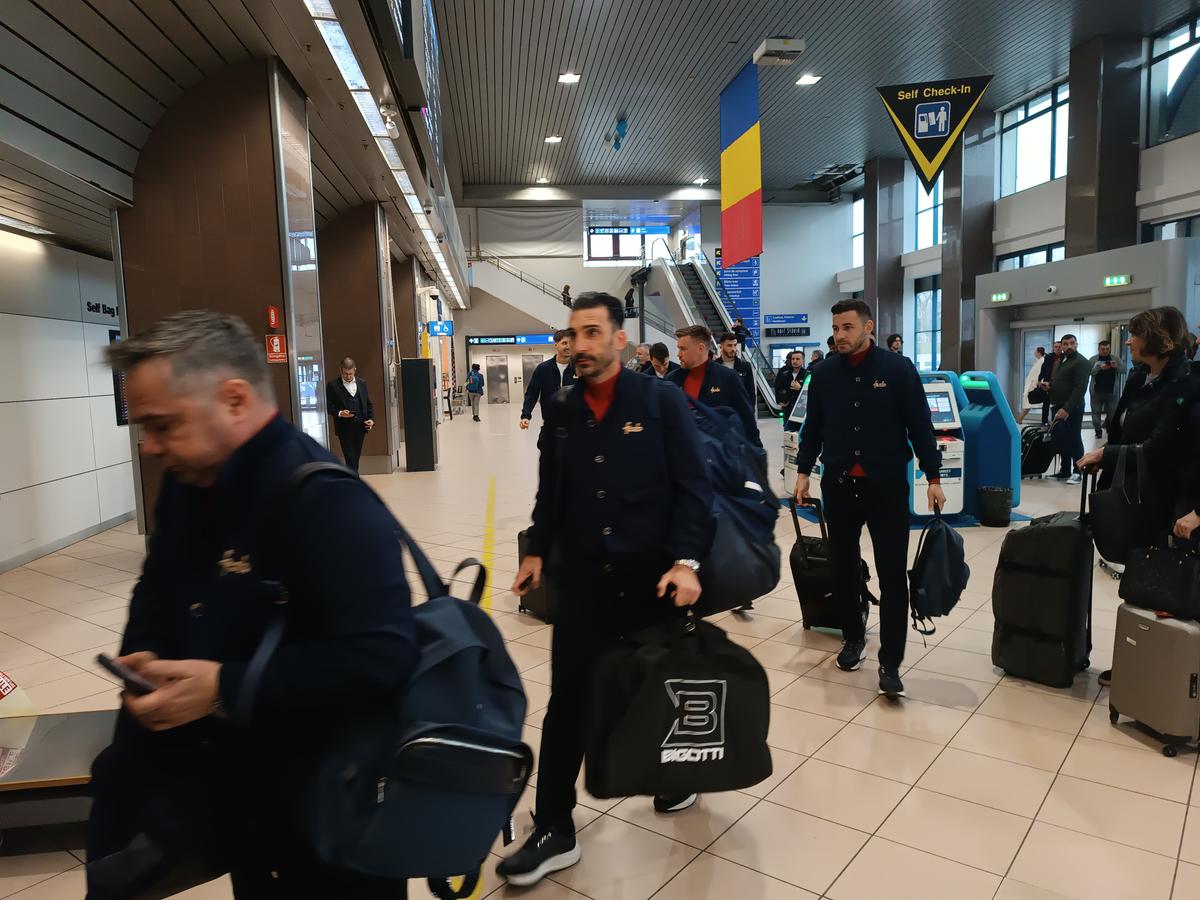 A rămas la București! FCSB a decolat spre Lyon fără titularul anunțat de Becali » MM Stoica l-a luat tare: „Ce faci, mă, dormi în seara asta?!”