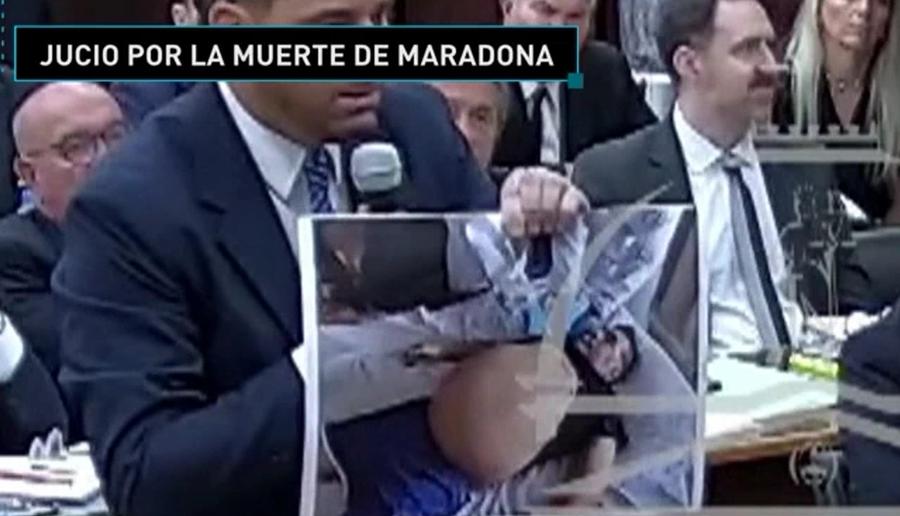 Fotografia de pe patul de moarte al lui Diego Armando Maradona / Foto: Captură TV Fiul lui Diego Maradona e convins: „L-au ucis! Vom demonstra”